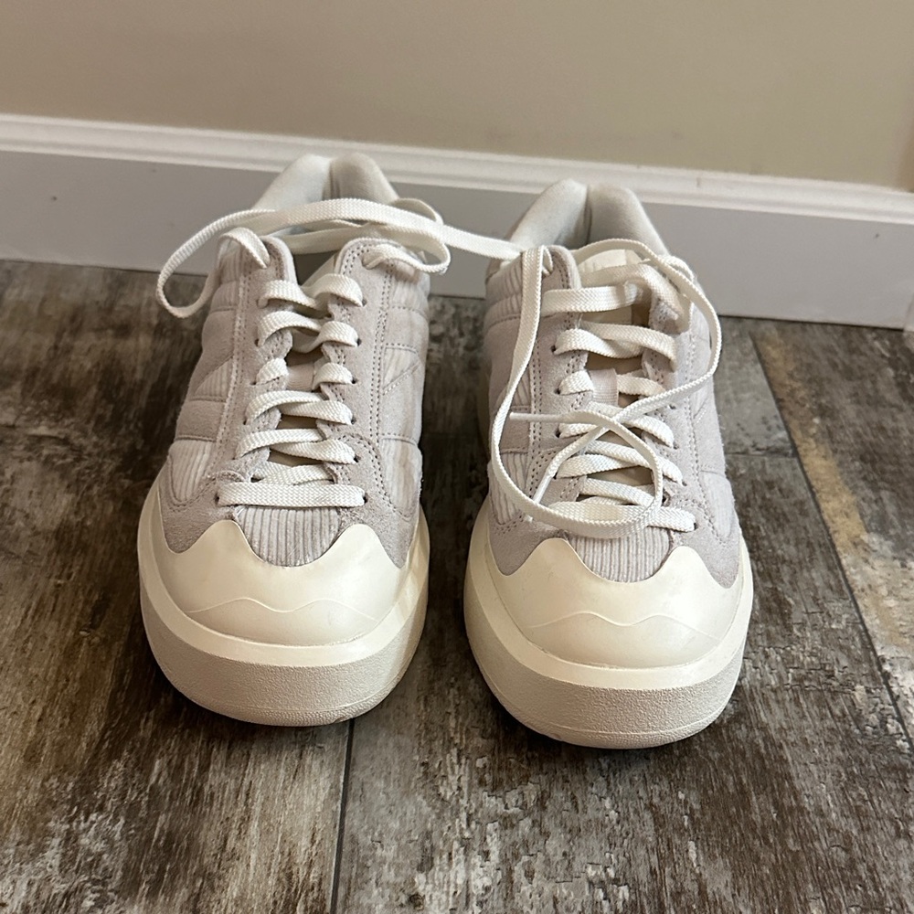 Stylish Women's Athletic Shoes in White